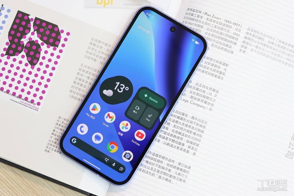 Google Pixel 10a 開箱：鏡頭平了、AI 更強了，這支「親民機」值得入手嗎？