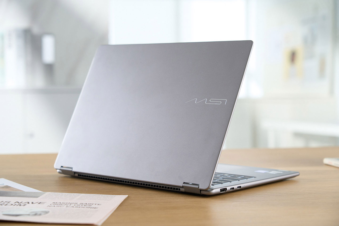 Prestige 14 Flip AI+ 全機採用鋁金金打造，機身為消光的鉑金灰。