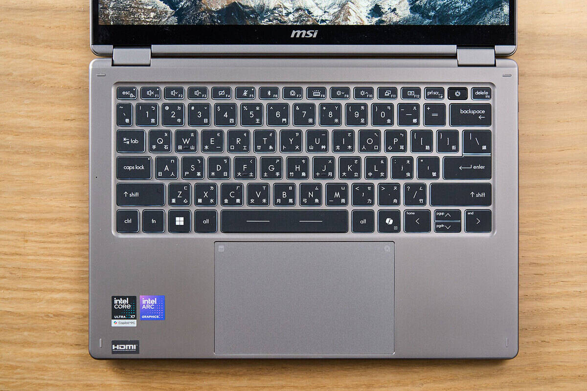 機身 C 面配置黑色孤島式鍵盤與大尺寸的全能觸控板。