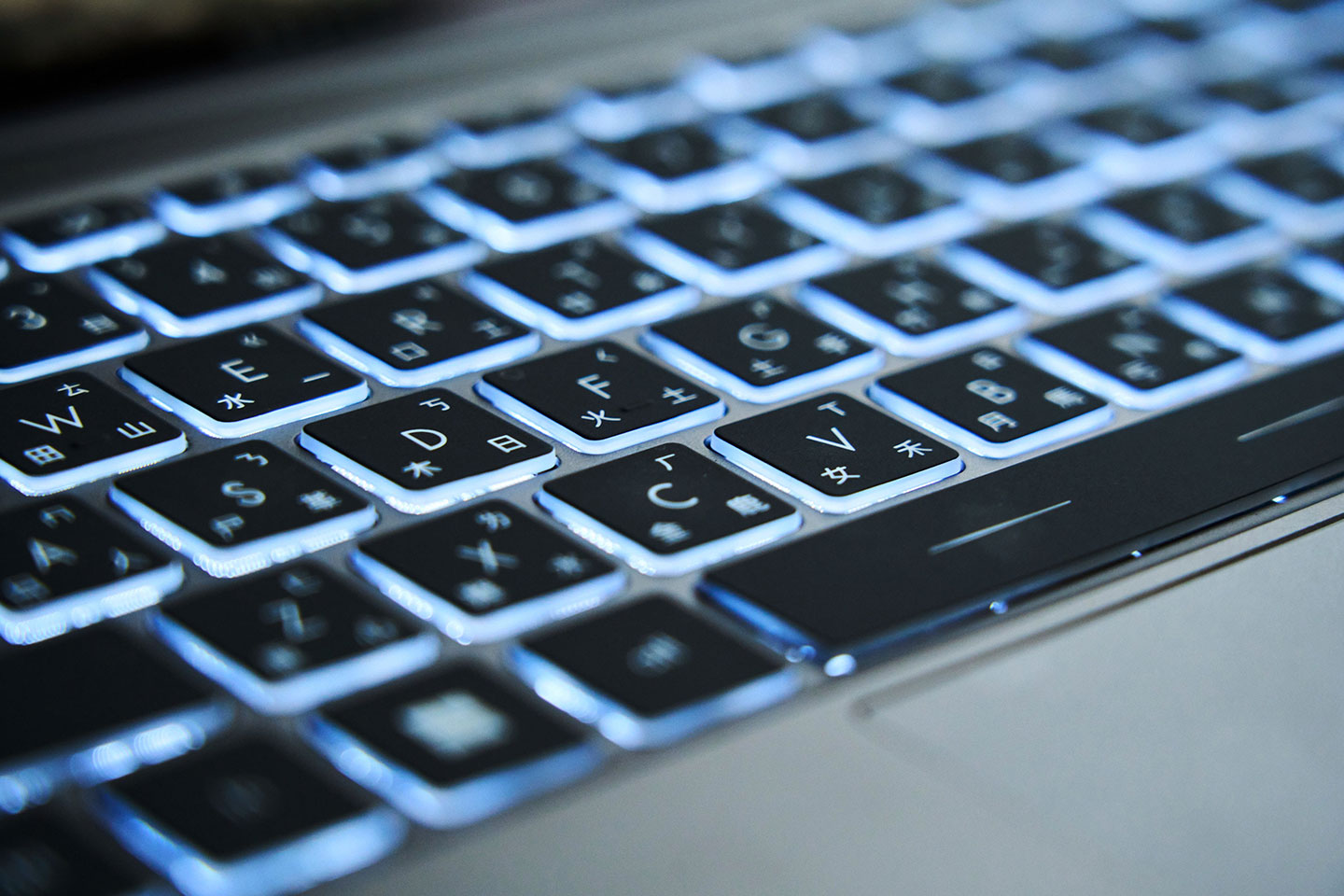 鍵帽的四邊為半透明設計，搭配白色的背光有助於提升在暗處使用時的辨識度。