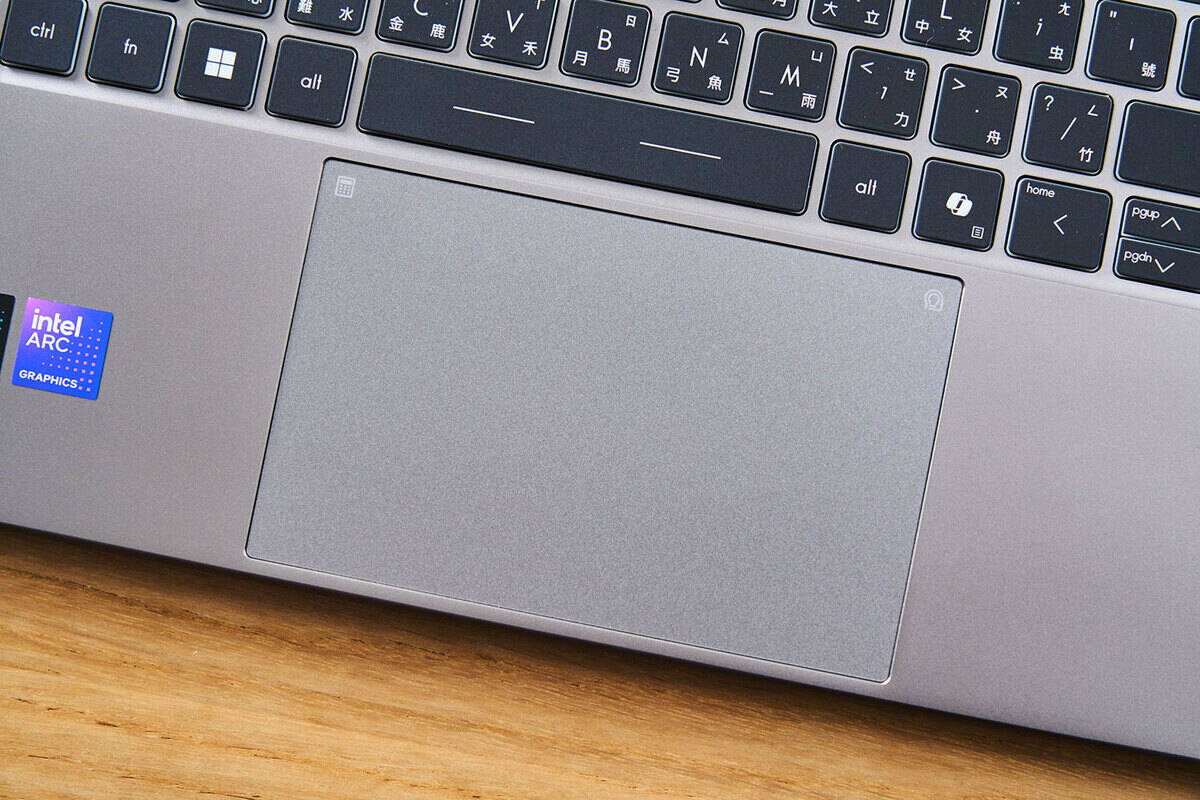 大尺寸全能觸控板，除了控制滑鼠游標，也整合了快捷功能與手勢操控。