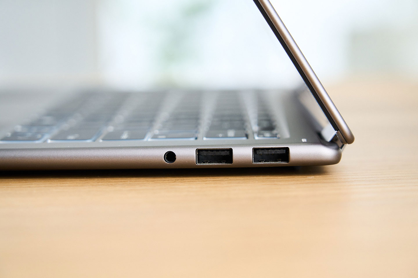 機身右側的兩組 USB 3.2 Gen2 Type-C 埠與 3.5mm 耳機麥克風複合接口。