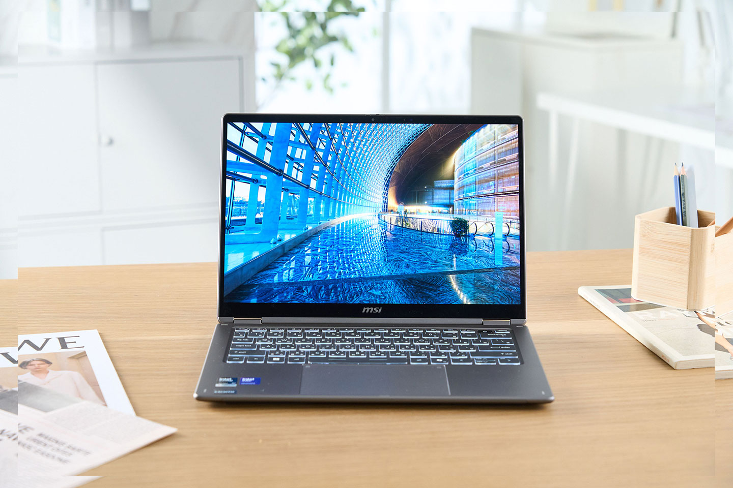 Prestige 14 Flip AI+ 配備 14 吋 16：10 FHD+ 的 OLED顯示器，提供出色的顯示效果，同時也兼具護眼相關認證。