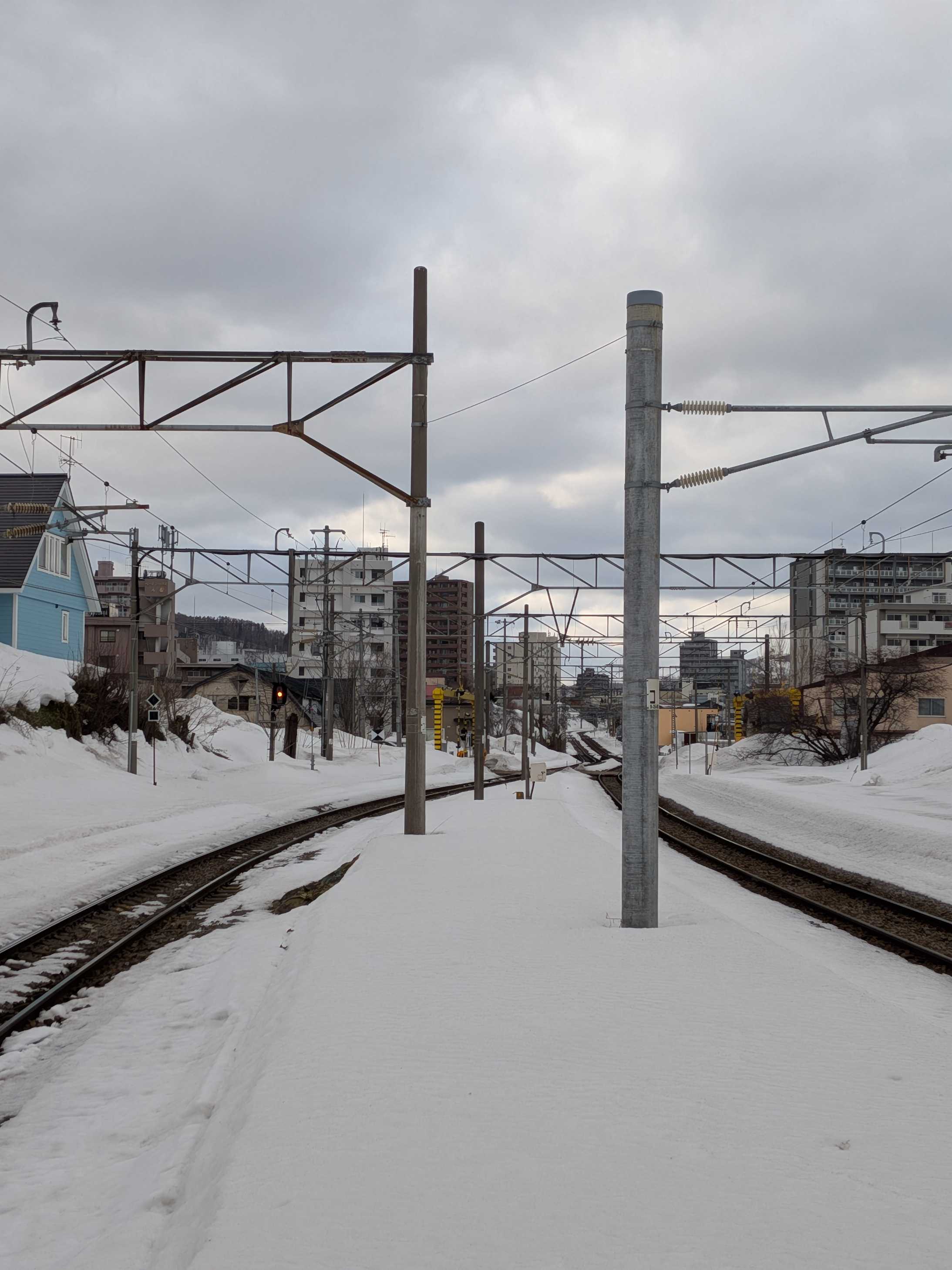 Google Pixel 10a 開箱：鏡頭平了、AI 更強了，這支「親民機」值得入手嗎？