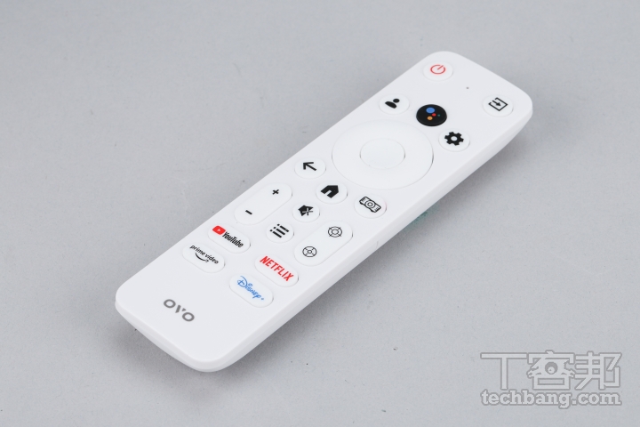 遙控器配置 Google 語音鍵與常用串流平台快捷鍵，操作邏輯貼近電視使用習慣。