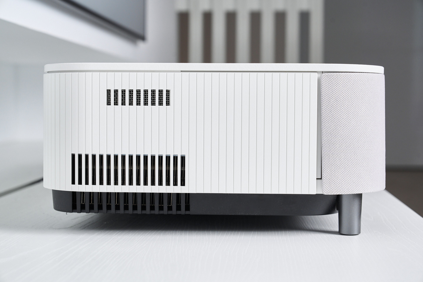 機身另一側則在柵欄式紋路中整合散熱出風口，讓器材在長時間運作時依然維持穩定。