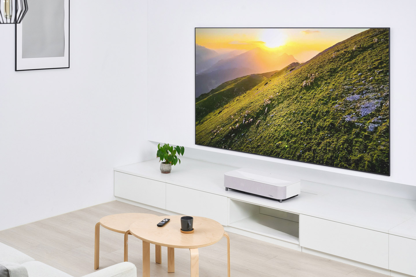 色彩自然、鮮明，加上 EH-LS970 具備高達 5,000,000：1 的對比度，使畫面的動態範圍更寬廣，影像中的明暗變化與階調都能清楚再生，即使在家中也能體會親身踏上世界各地景點的感動。