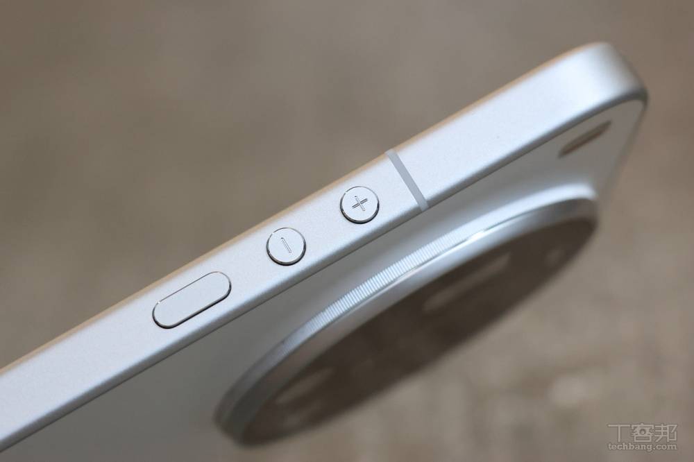 音量鍵改成圓形的這點我很喜歡，用手盲摸就可以辨別是音量鍵還是 Gemini 按鍵。