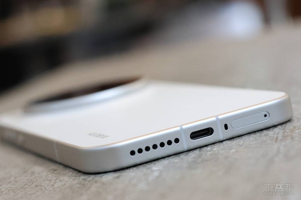 底部有喇叭、USB-C、麥克風和 SIM 卡槽，支援雙 eSIM。