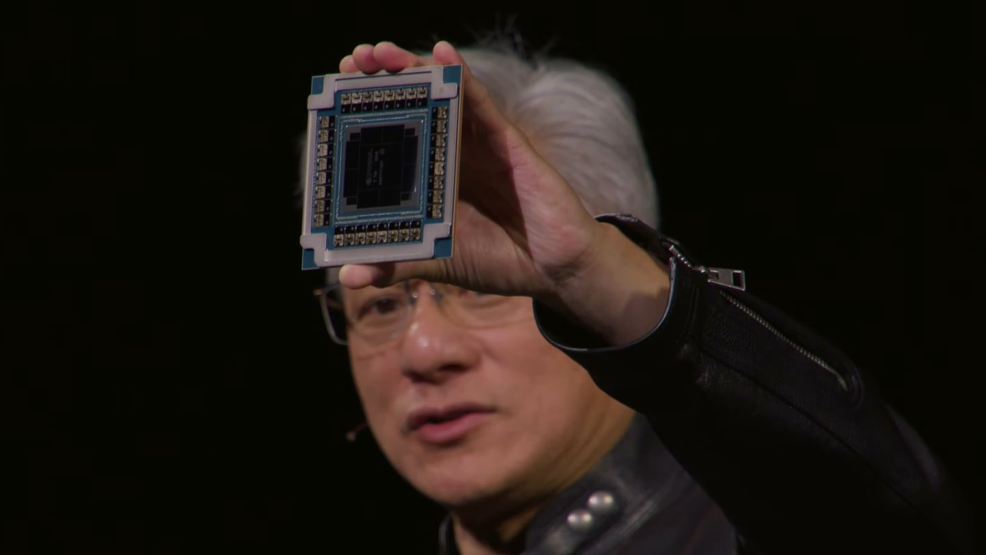 黃仁勳手持晶片為採用矽光子共同封裝的Spectrum CPO晶片。