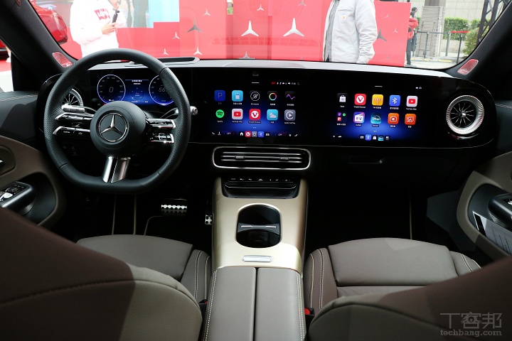 賓士大改款CLA震撼登場！純電、燃油雙動力齊發，MBUX科技座艙搶攻豪華入門市場