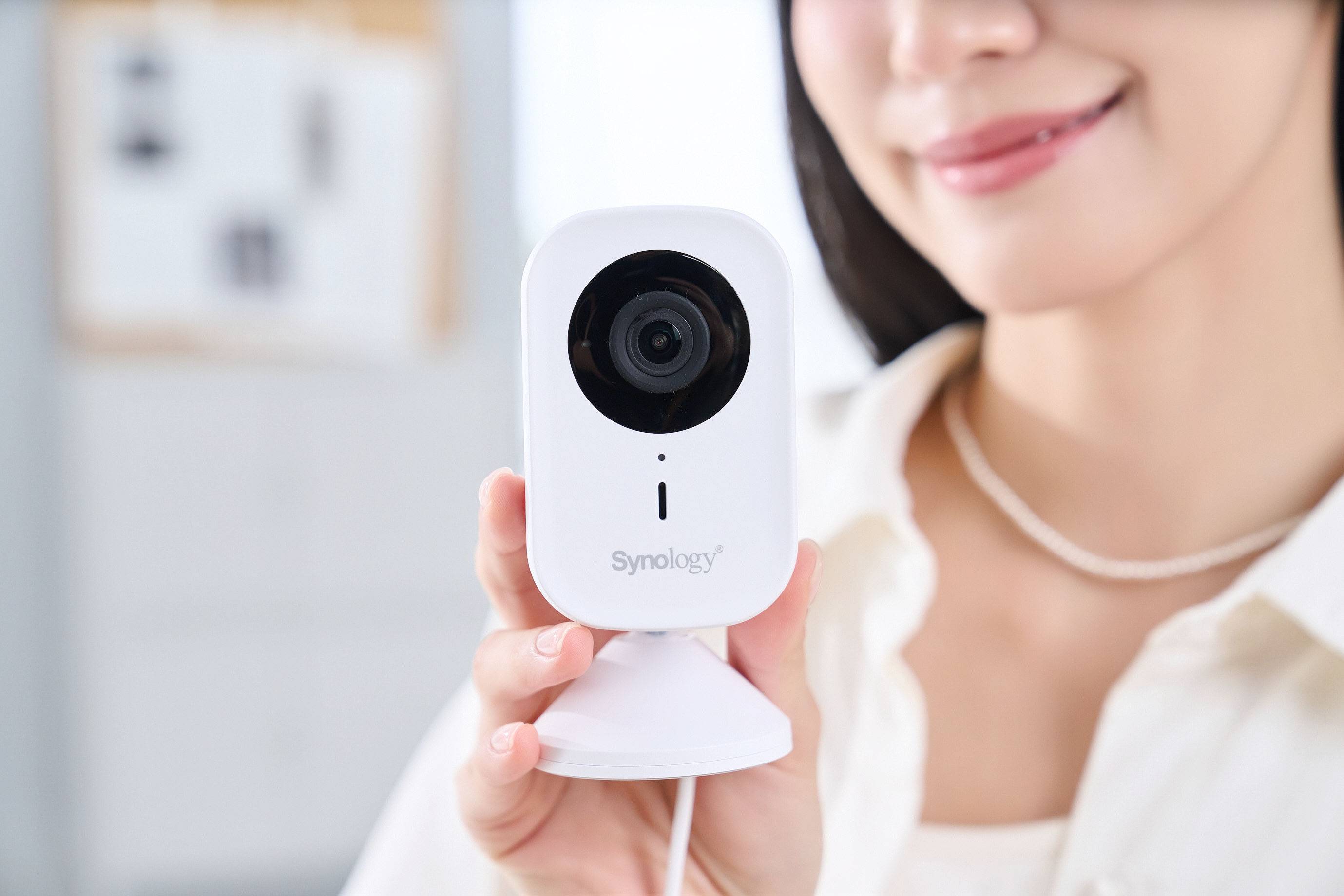 CC400W 攝影機為 400 萬畫素，拍出來的畫面可以高達 2K 解析度，畫面清晰而且層次分明，加上具備 125° 超廣角，能監控更寬廣的範圍；強大的紅外線夜視功能，最遠能看清 10 公尺外的動靜，不論白天或深夜，畫面都一樣流暢清楚。