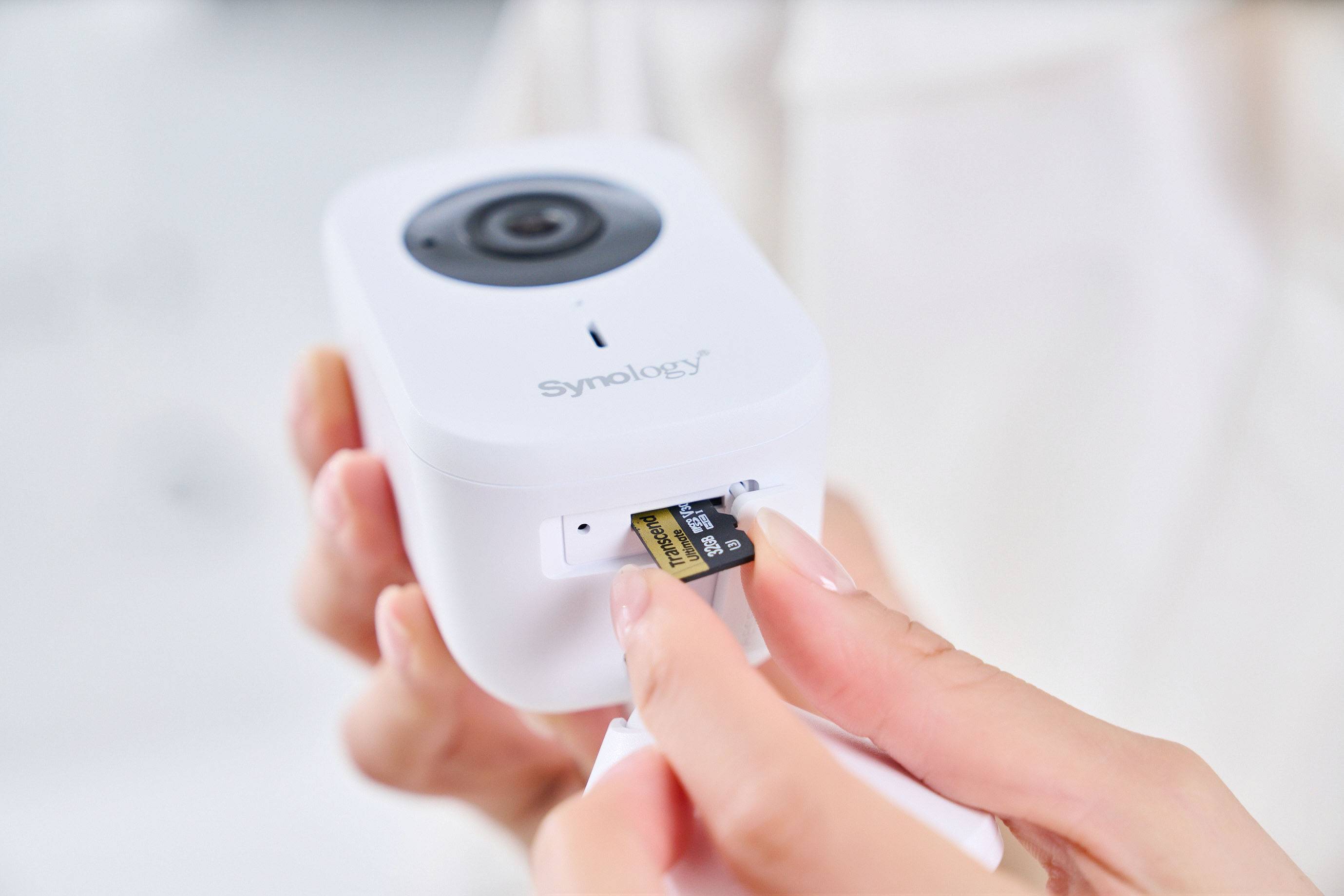 底部可以選配安裝 microSD 記憶卡，當家中網路意外中斷（比方說網路供應商出問題），攝影機會將畫面儲存至記憶卡，待連線恢復後自動補回至 BeeStation Plus，確保安全防護毫無盲點。