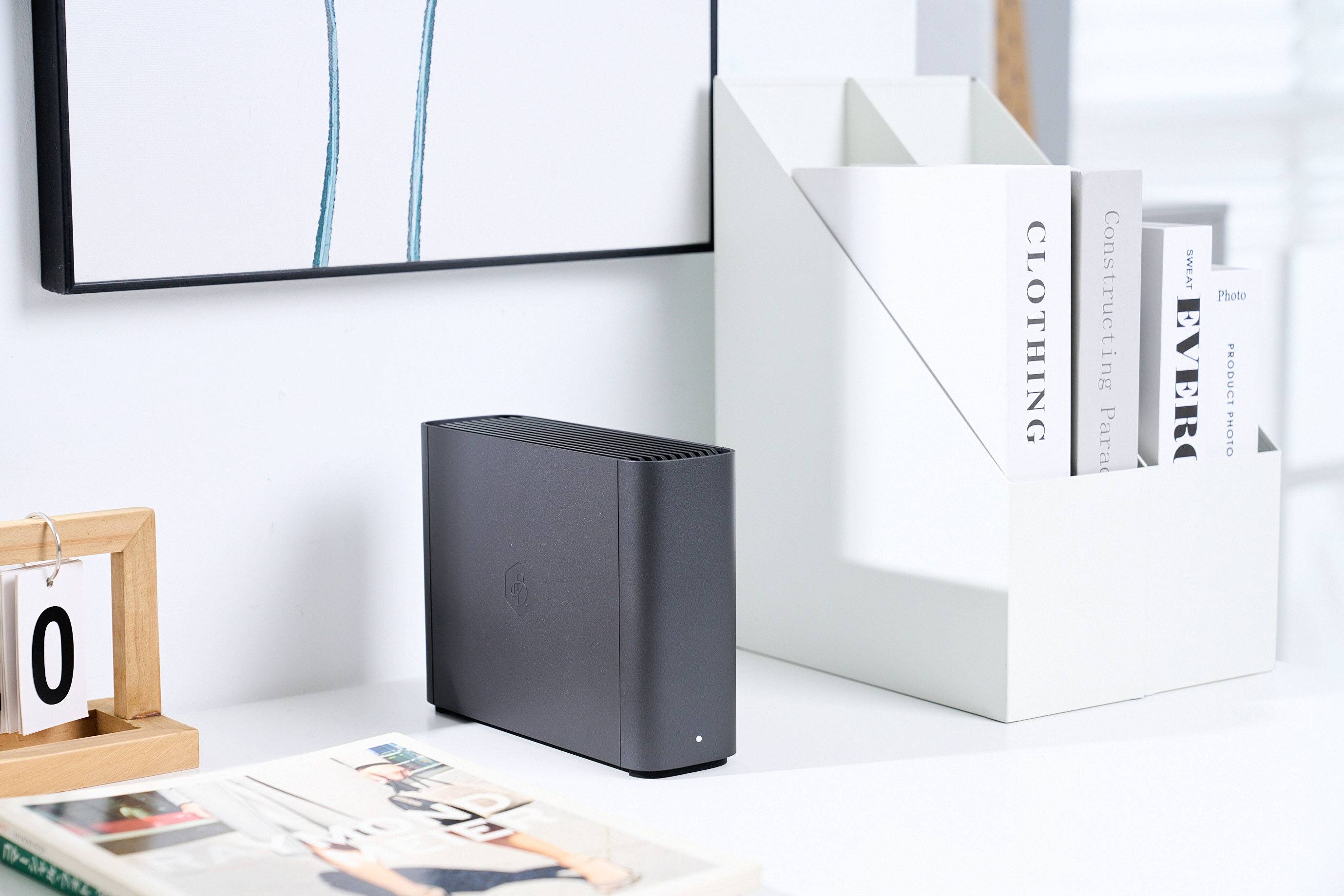 BeeStation Plus 體積大概是一本英文精裝書的感覺，簡約的設計可以放在書架或是櫃子上，不會占太多空間。