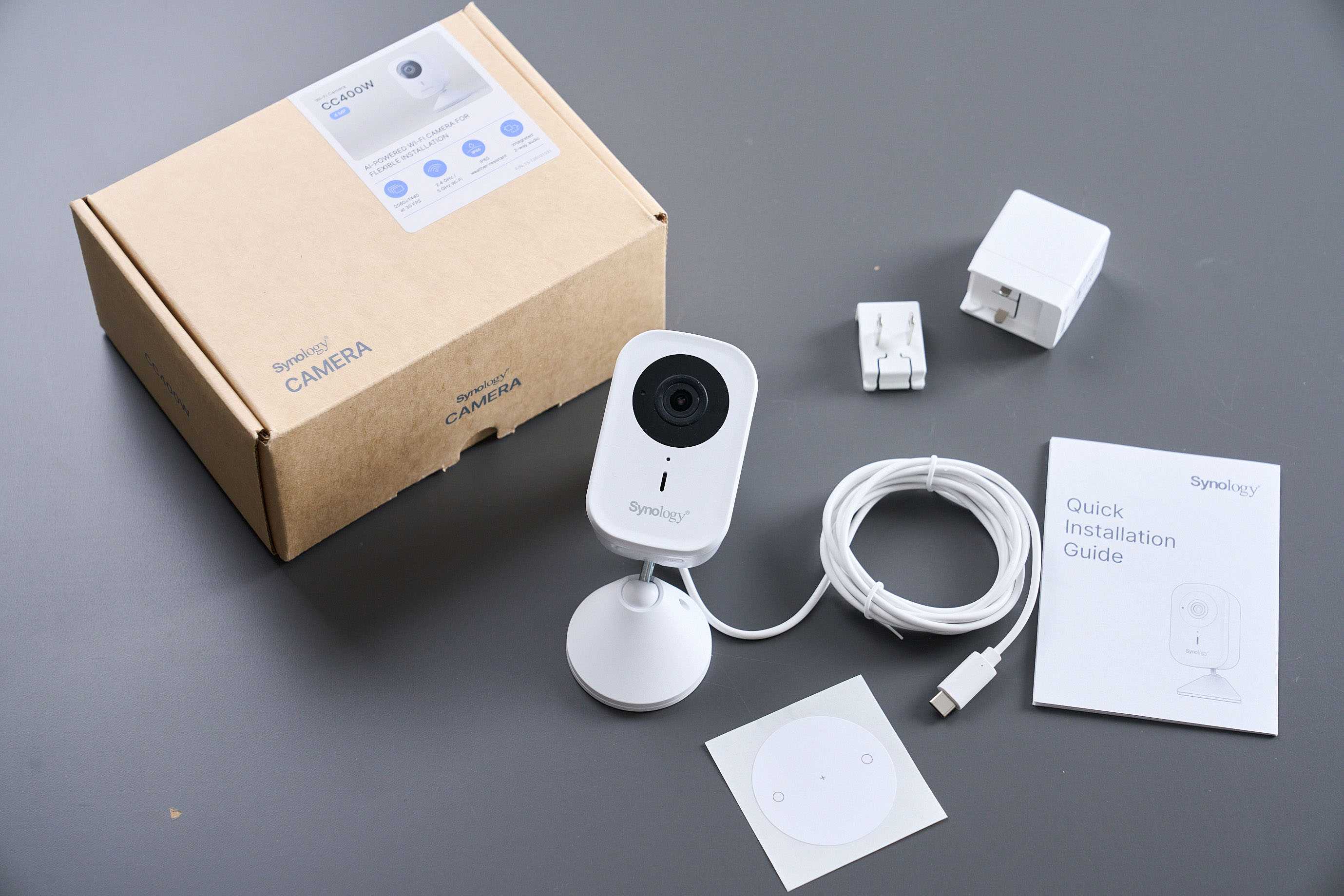 包裝內容物有 CC400W 攝影機搭配 USB-C 電源線，另外還有專屬的供電器和快速安裝指引。