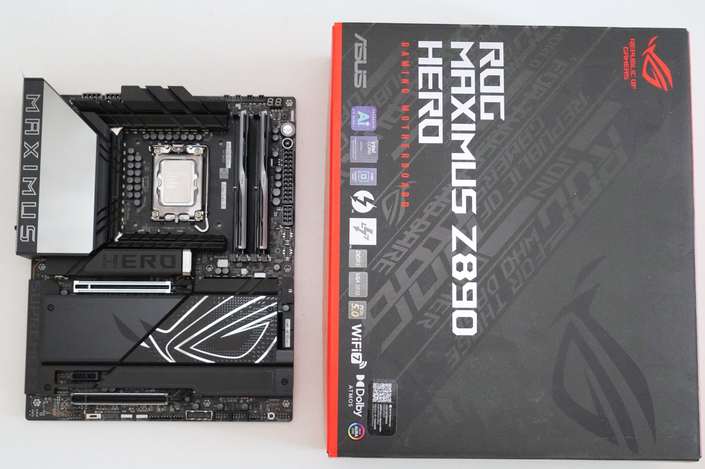 這次搭配的主機板為Asus ROG Maximus Z890 Hero。