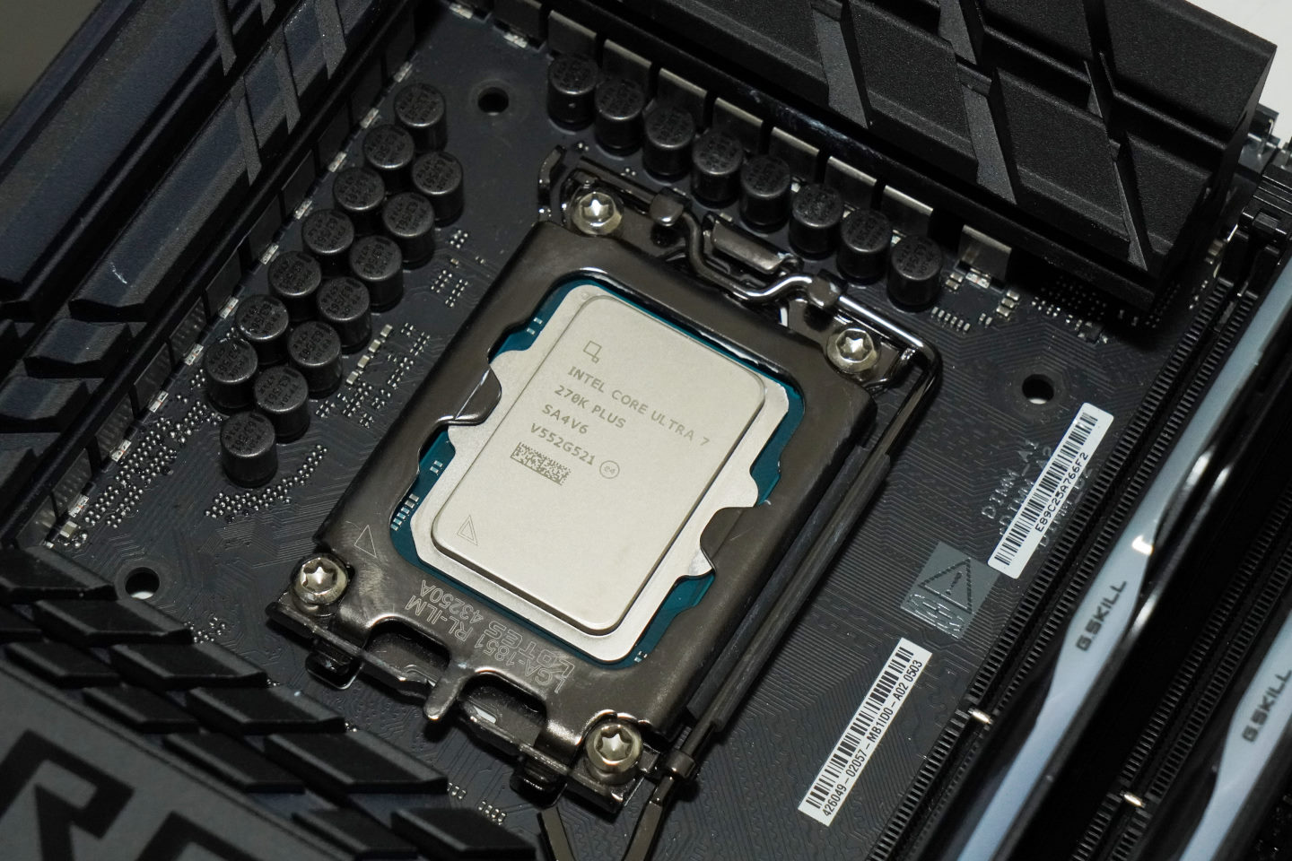 Core Ultra 7 270K Plus上機，搭配的記憶體為G.Skill Trident Z5 DDR5-7200  16 GB x2。