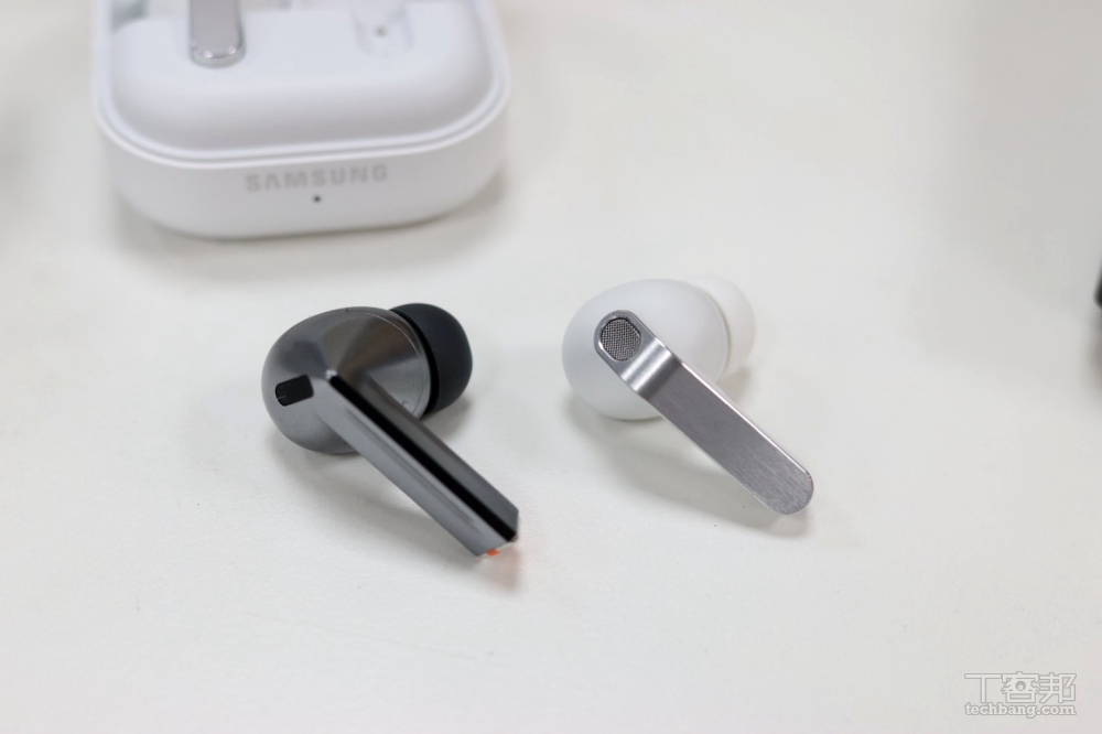 外型設計改動不少，前一代比較俐落，這一代比較簡約的感覺。