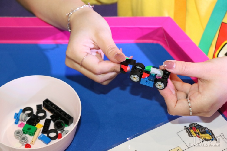 ▼ 活動現場至報到處領取專屬賽車帽後，玩家將前往「拼砌夢想車」關卡拼砌屬於自己的夢想車款。