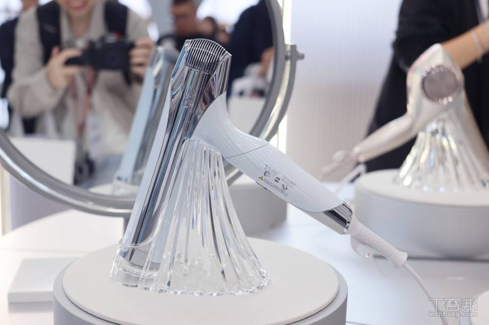 恆隆行代理日本 ReFa 美髮新品：智能感應控溫吹風機與離子夾正式在台上市