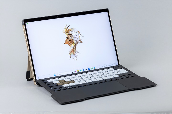 ROG Flow Z13-KJP 搭載 13.4 吋的 ROG Nebula Display 霓真技術面板，並內建專屬的 Ludens 桌布、開機動畫及專屬主題的 Armoury Crate 應用程式。