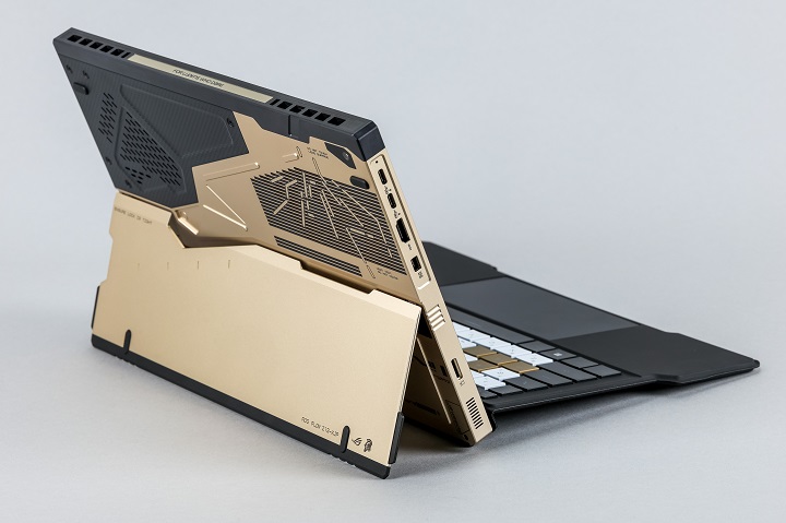 透過 ROG Flow Z13-KJP 機背的支架，可以自由調整最適超作的角度。