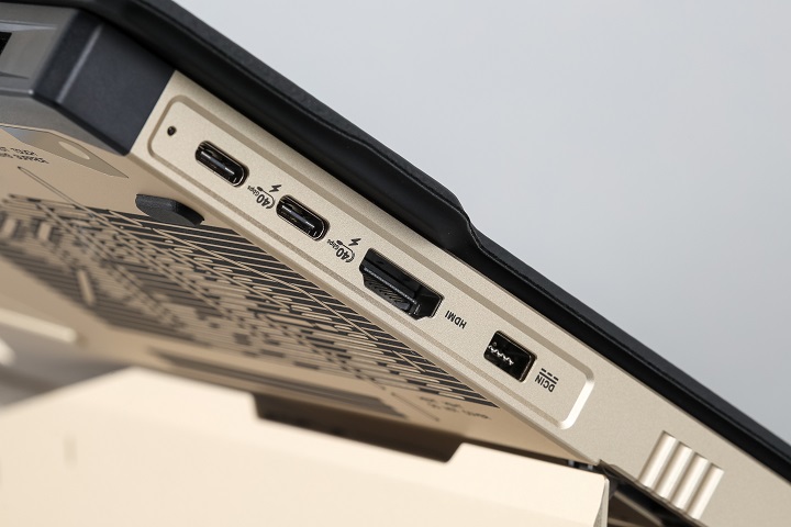 機身左側則有 2 個 USB 4 Type-C 連接埠，可支援 DisplayPort 2.1 和 PD 3.0 充電，還有 HDMI 2.1 埠、充電埠。