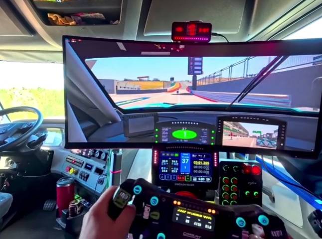 超狂卡車司機花19萬把卡車副駕變「移動電競室」，塞車就開超跑狂飆，網讚：時間管理大師