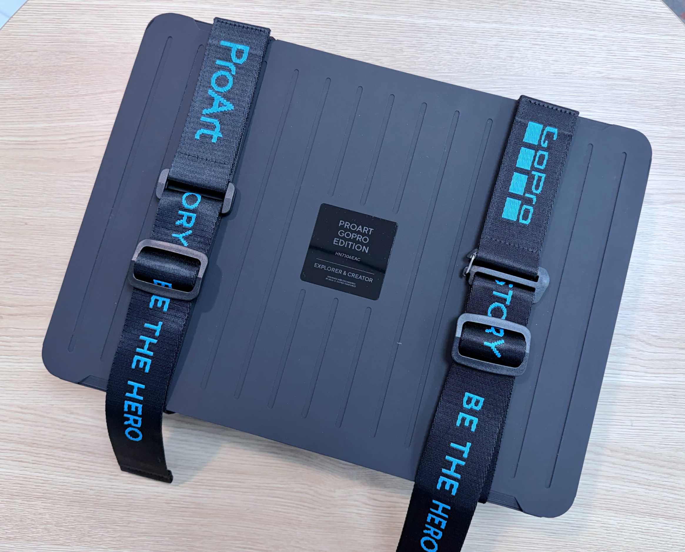 由 ASUS ProArt GoPro Edition 的外盒「探索者自訂裝備箱」來看，就能感受到強烈的聯名感，兩側尼龍編織帶環繞，並可見藍色的「Be The Hero」標語。
