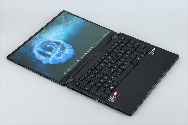 螢幕可展開 180 度攤平模式，方便多人共同討論時使用。