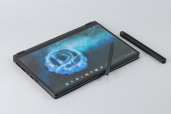 當需要直覺手繪時，可將螢幕完全後翻進入平板模式，此時系統會自動停用鍵盤以防誤觸，並支援觸控筆精準感應，可搭配隨機配置的 ASUS Pen 3.0 使用。