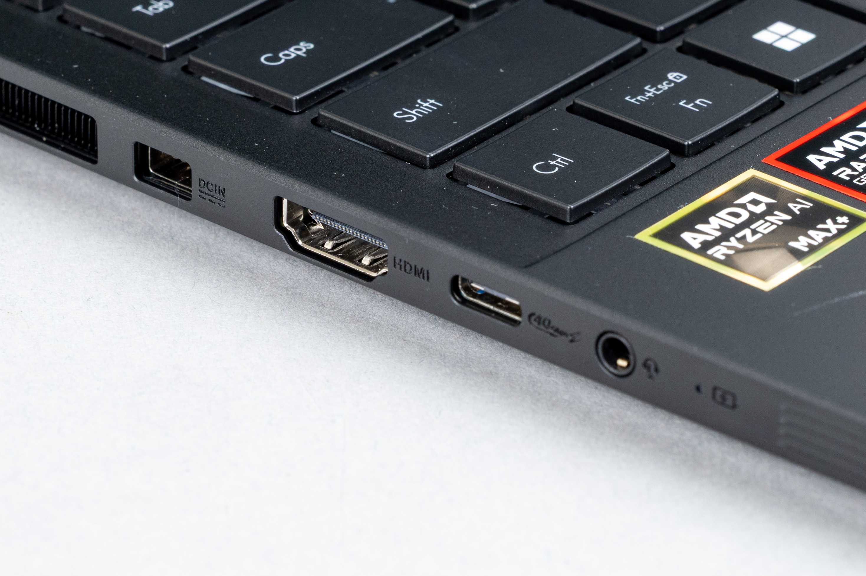 機身左側則配置電源輸入埠、HDMI 2.1、USB 4.0 Gen3 Type-C 以及 3.5mm 複合式音源插孔。