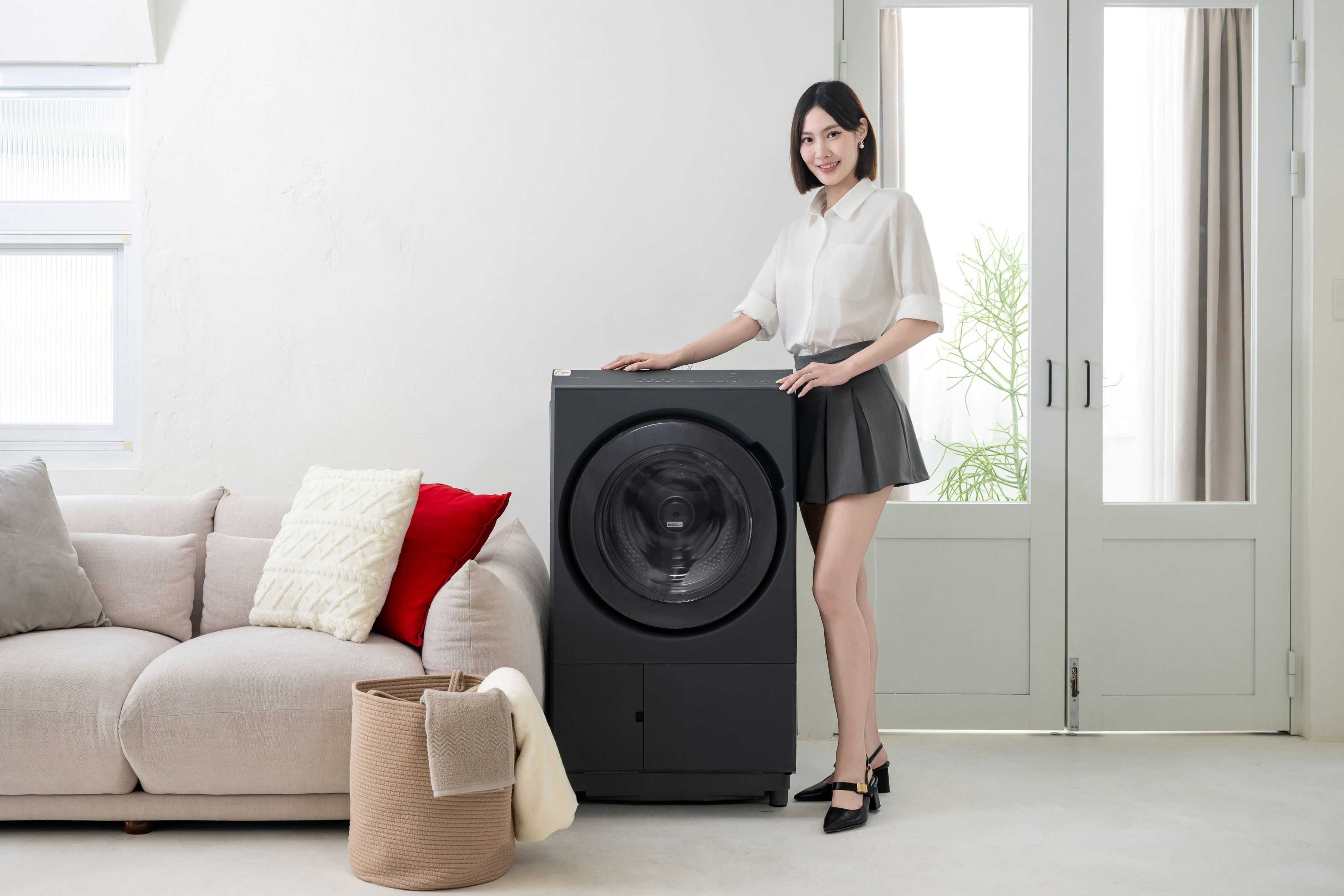 日立發表熱泵型滾筒洗脫烘衣機，窄身設計、風熨斗技術與 AI 感測應對梅雨季衣物護理