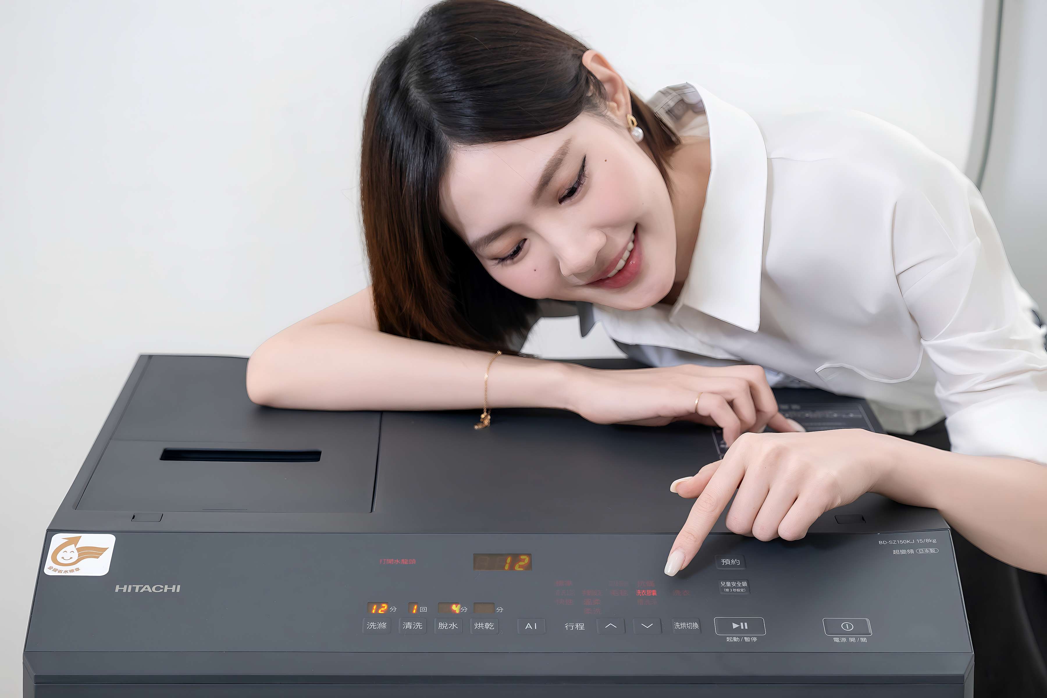 日立發表熱泵型滾筒洗脫烘衣機，窄身設計、風熨斗技術與 AI 感測應對梅雨季衣物護理