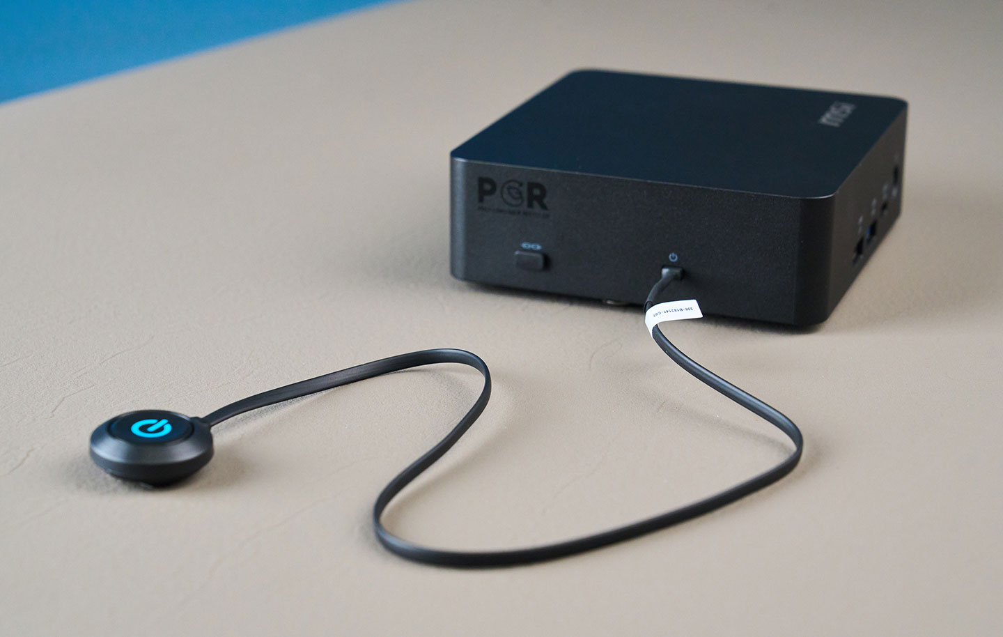 電源鈕延長配件可插入機身側邊的電源接口，方便我們在機身懸掛在顯示器背面的情況下開啟電源。*電源延長配件為選配。