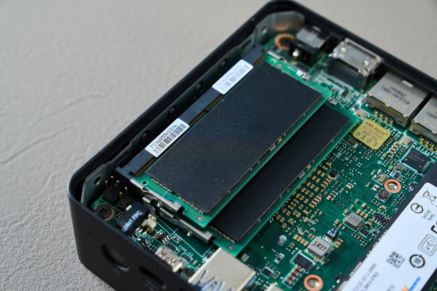 Cubi NUC AI+ 內建兩組 SO-DIMM 介面的 DDR5 記憶體插槽，此次實測的機型搭配了兩條 16 GB DDR5-5600 記憶體。