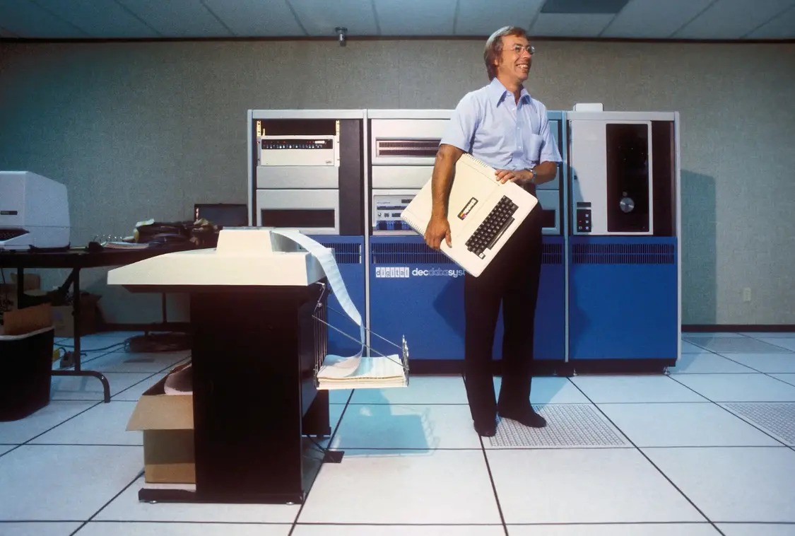 蘋果50年8任CEO懶人包！從Michael Scott 到特納斯，看懂蘋果帝國的轉型與挑戰