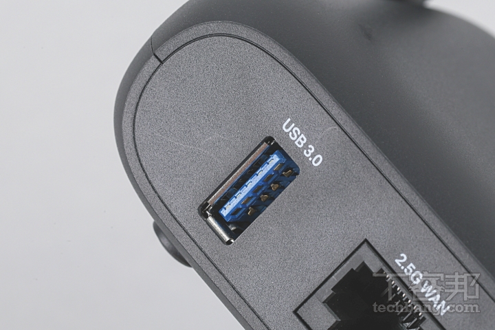 USB 擴充埠內建 USB 3.0 埠可用於手機行動網路分享，也能連接外接儲存裝置。