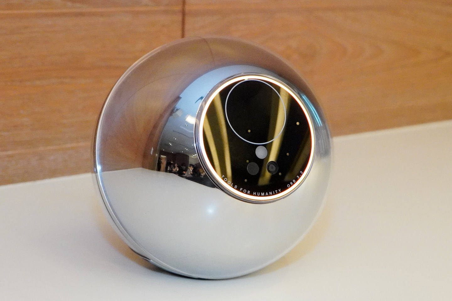 註冊World ID時需親自前往實體認證據點，透過Orb裝置掃瞄虹膜以判定是否先前已申請World ID。