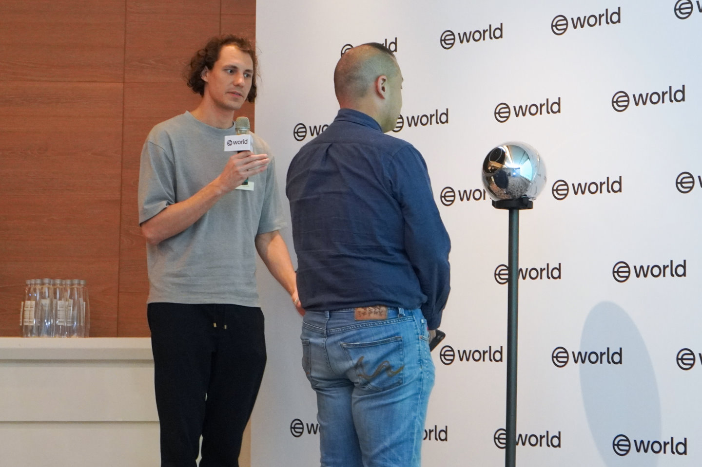 《數位時代》創新長James Huang先前於World驗證服務說明會示範透過Orb進行身份認證。