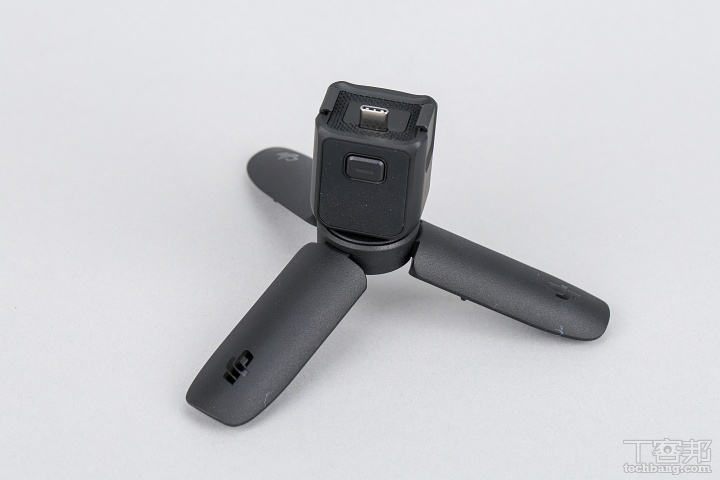 迷你三腳架：隨附轉接手柄與迷你三腳架，提升拍攝穩定性。