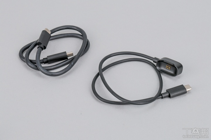 充電線：附原廠USB-C至USB-C PD快充線與DJI Mic 3 發射器磁吸充電線。  ▲ 充電線：附原廠USB-C至USB-C PD快充線與DJI Mic 3 發射器磁吸充電線。