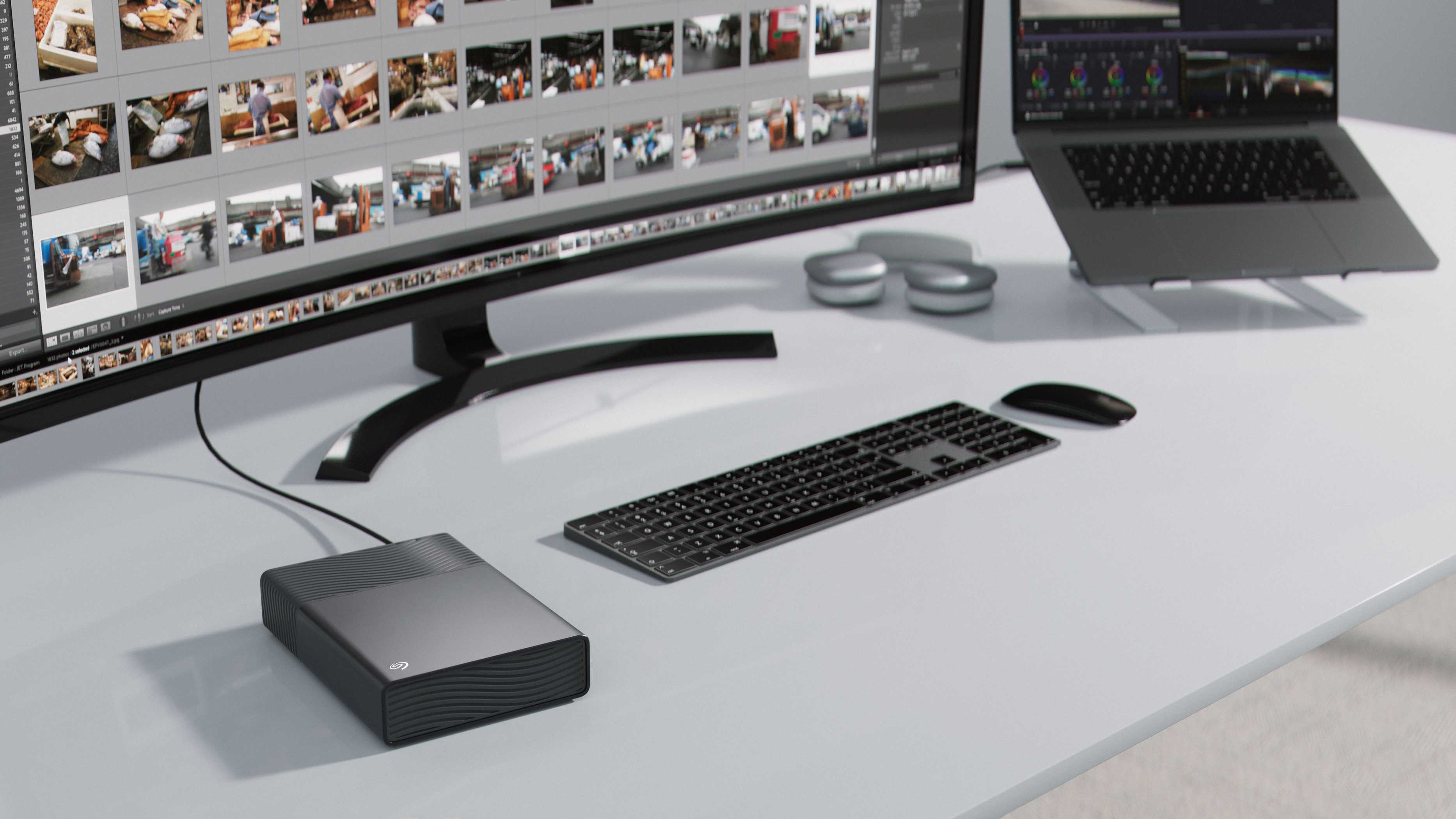 全新 Seagate One Touch 提供最高 24TB 容量，且僅需一條 USB-C 線即可供電。