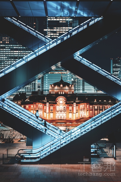 在城市都會拍攝夜景，不妨可以善加利用即有的建築物或人工線條，能令畫面達到畫龍點睛之效。