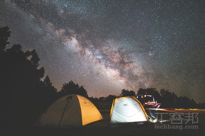 無雲無光害的夏季戶外夜晚，是捕捉銀河夜色的好時間，以帳篷作為前景可為畫面增添氛圍。