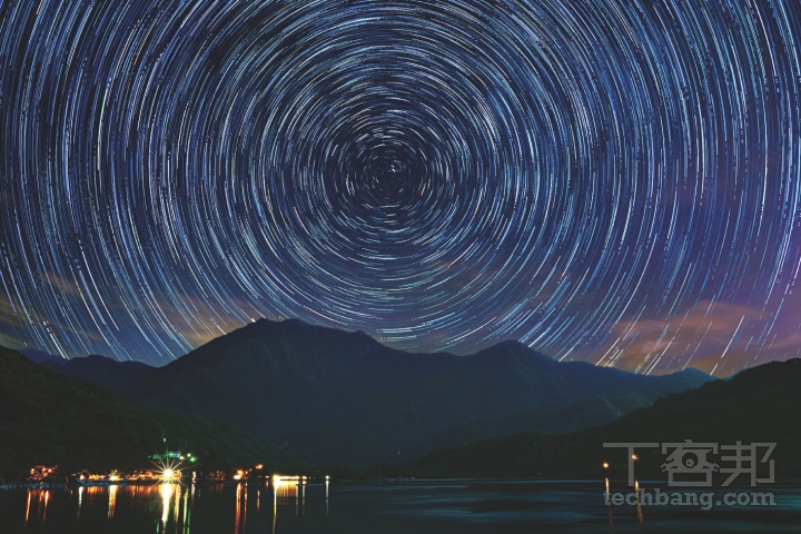朝向北方利用長時間曝光拍攝同心圓的星軌，亦是原野郊外常見的夜景拍攝手法。