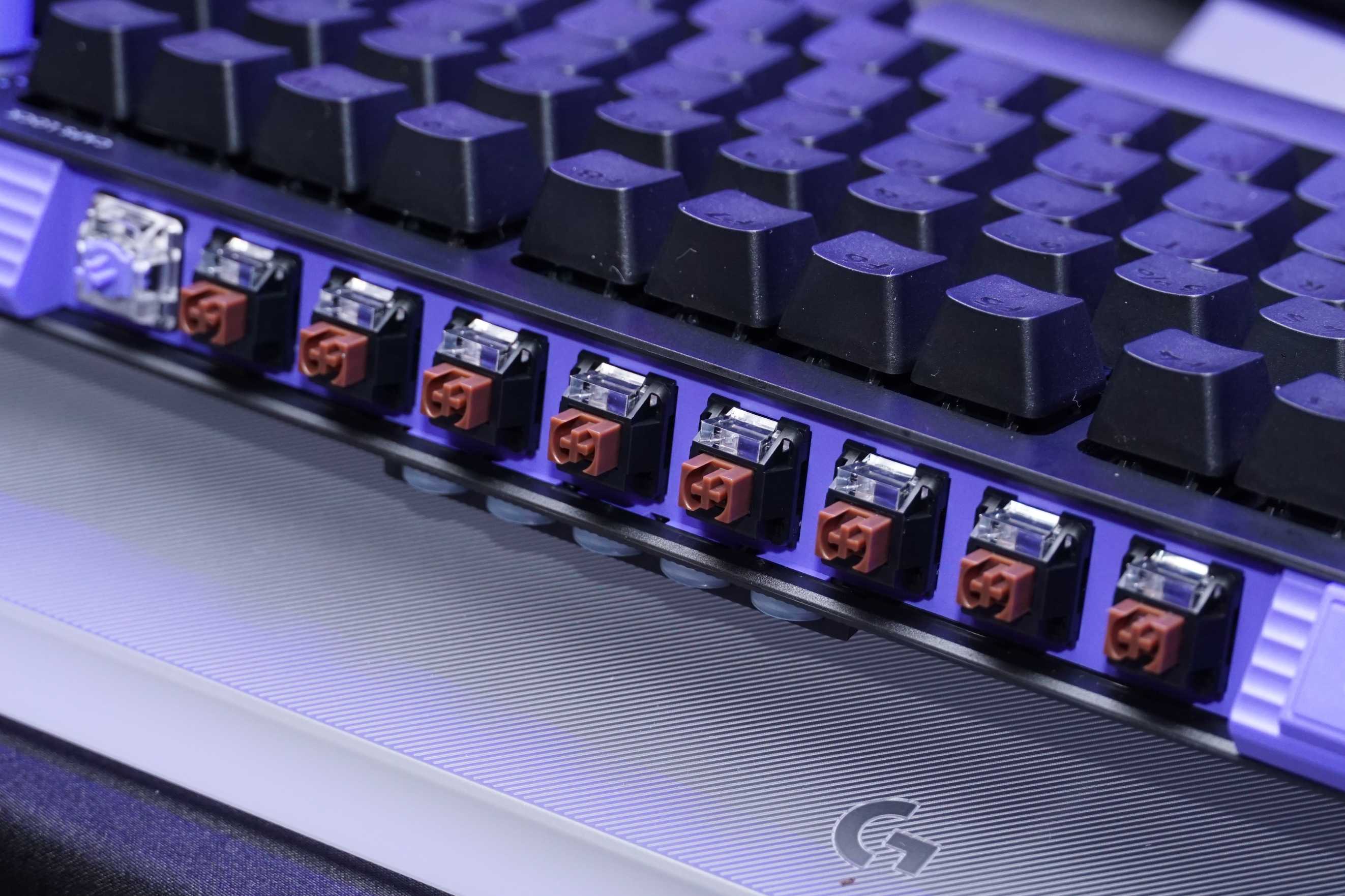 額外的鍵軸可以收納在鍵盤上緣，方便隨時進行替換。