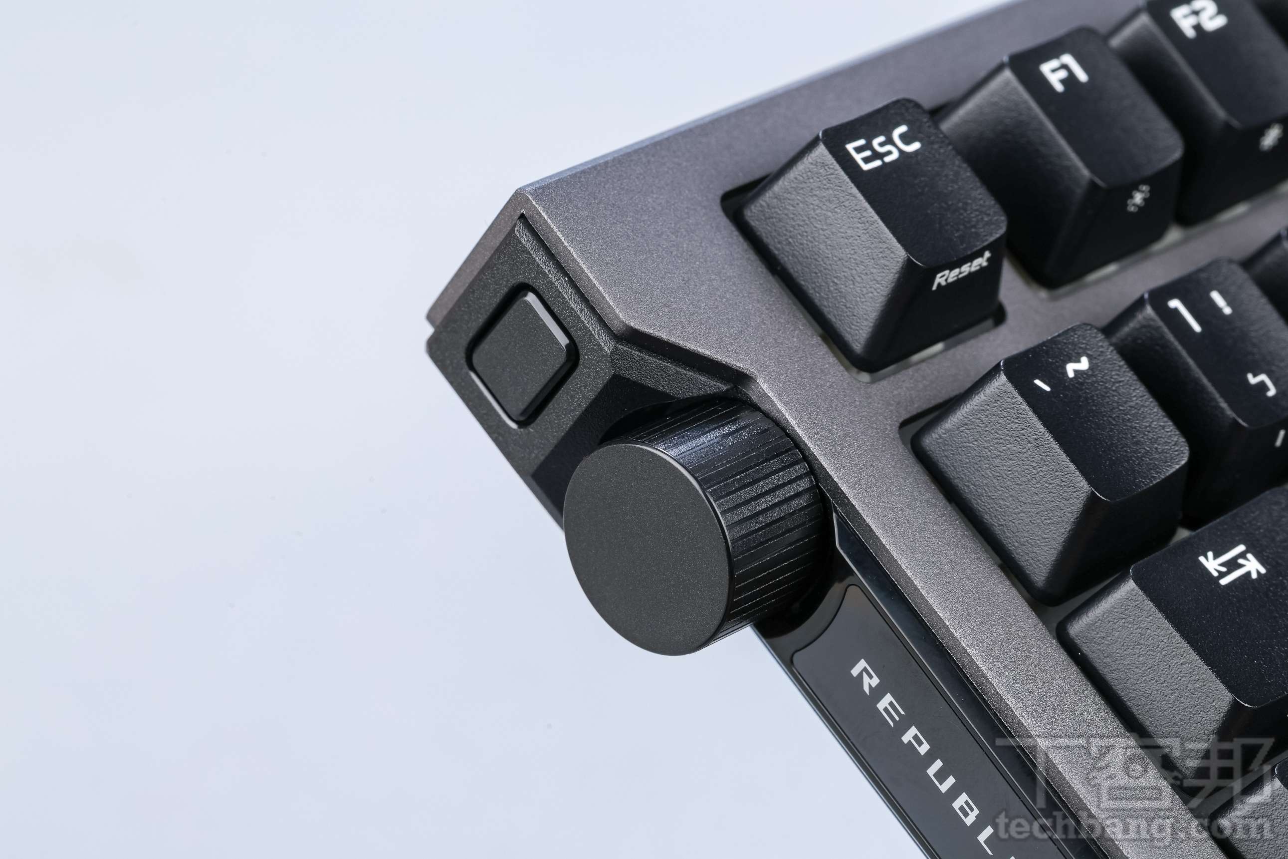 多功能旋鈕鍵盤左上角配置旋鈕與獨立切換按鍵，可快速控制音量、媒體播放或燈光亮度等功能，位置也方便左手直接操作。