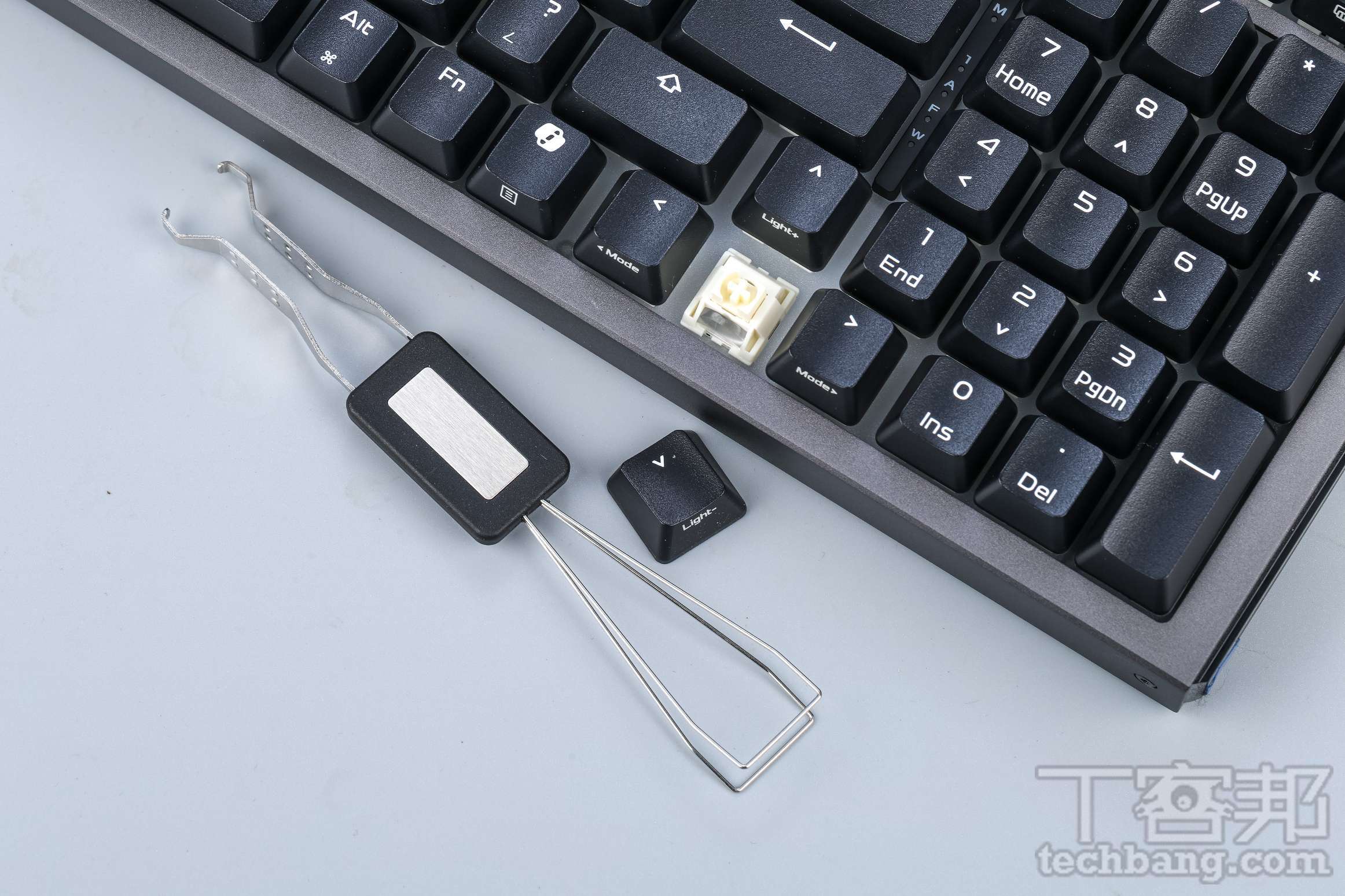 熱插拔軸體隨附鍵帽／拔軸二合一工具，玩家可自行拆換 ROG NX V2 機械軸，日後若想調整手感也不需要自行焊接。