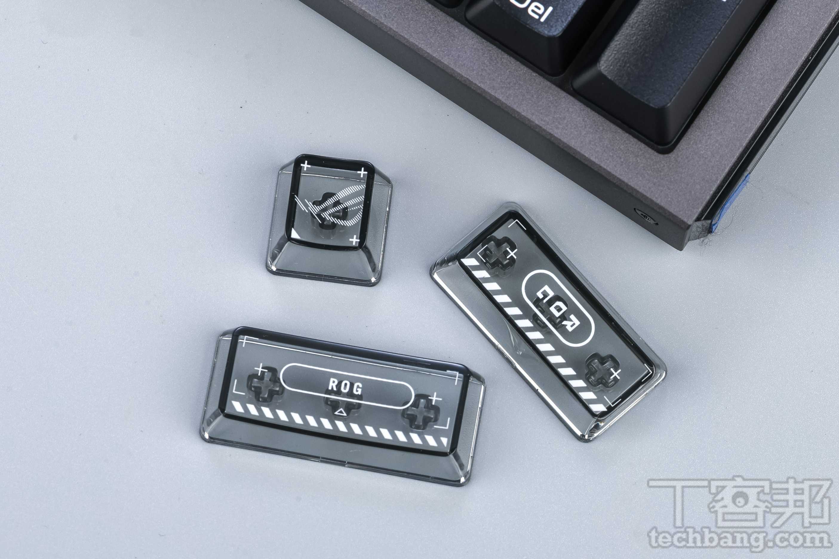 半透明替換鍵帽隨附有 ROG 風格半透明鍵帽，可讓玩家依喜好替換重點按鍵，增加鍵盤的個性化程度。